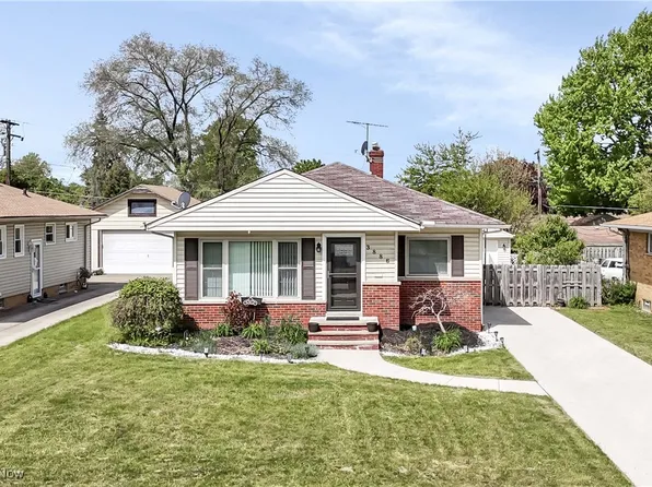 3886 Circlewood Dr, Fairview Park, OH 44126