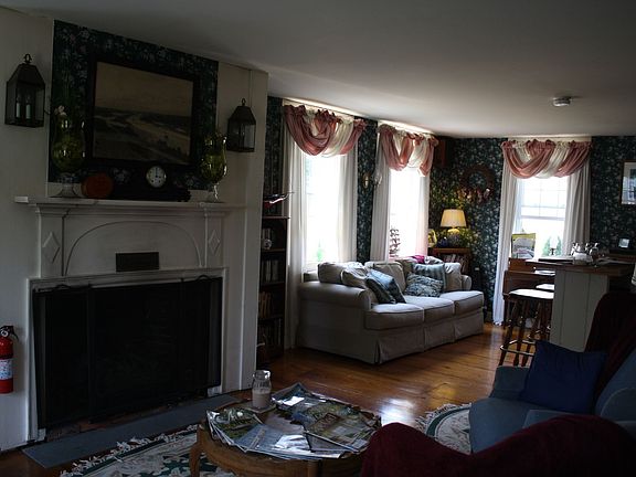Living Room & Bar area