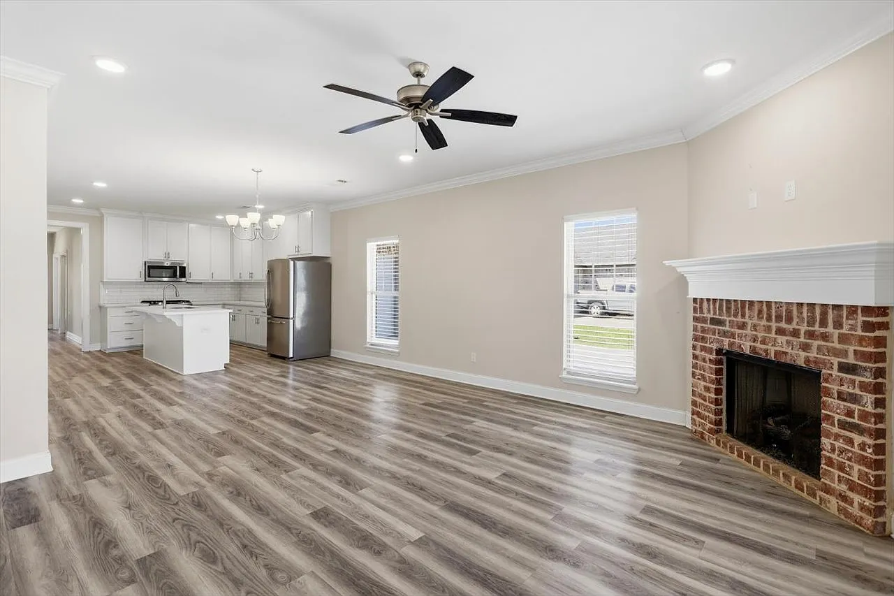 4 bed, 2000 sqft, $2,350 — Photo 3