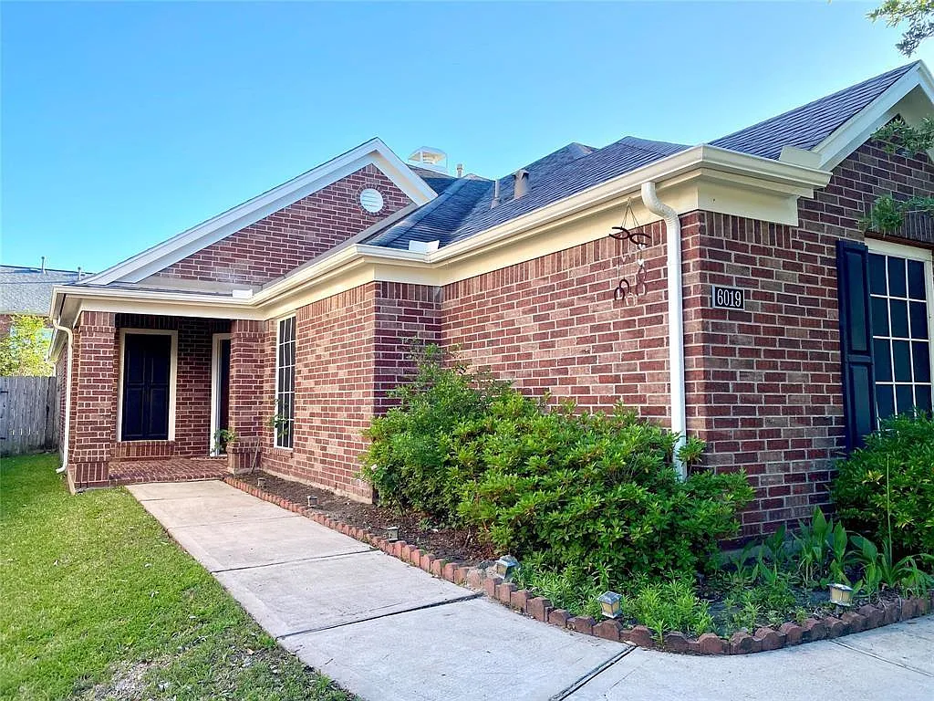 4 bed, 2.0 bath, 2650 sqft, $2,430 — Photo 2