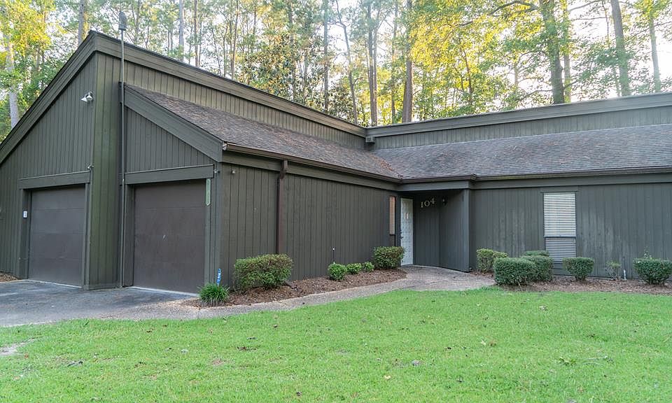 1st image of 104 Fairway Cir