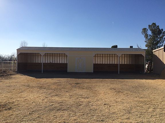 Loafing shed w/tack room