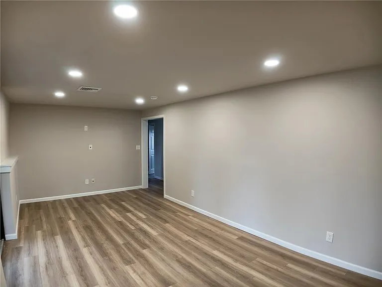 2834 Center St — Photo 11