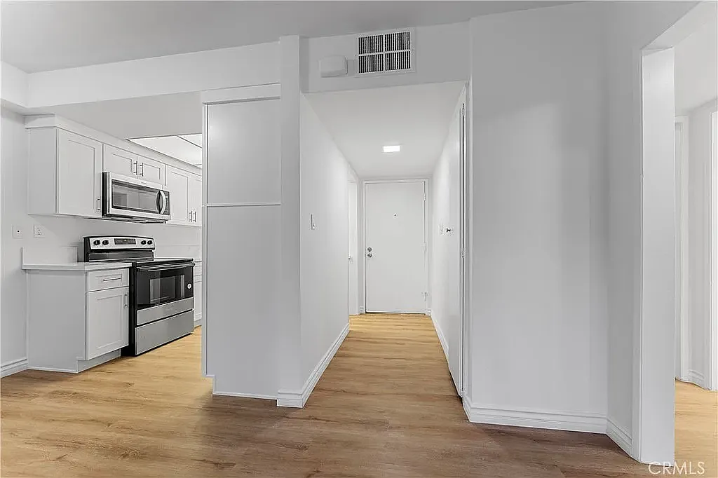 2 bed, 1042 sqft, $3,300 — Photo 4