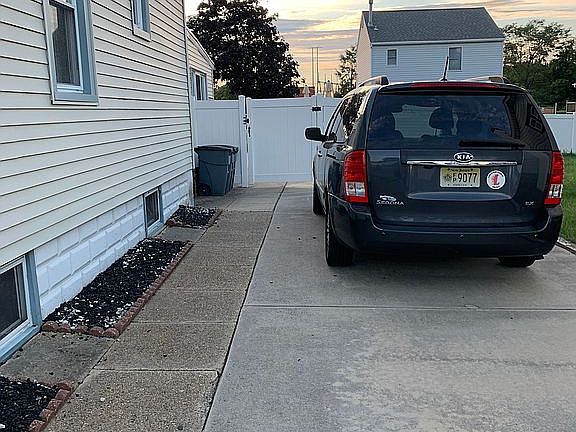 4th image of 834 Shadeland Ave