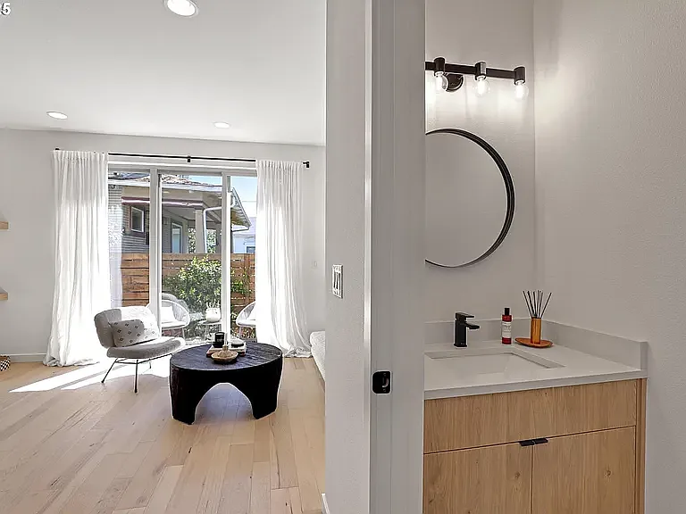 3512 N Haight Ave — Photo 4