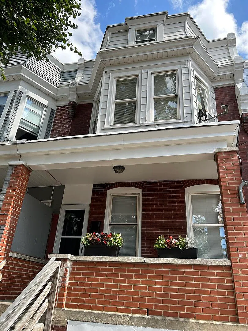 3 bed, 1.5 bath, 1900 sqft, $1,750 — Photo 1
