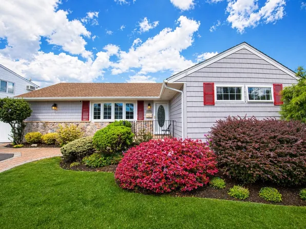 65 Cheshire Rd, Bethpage, NY 11714