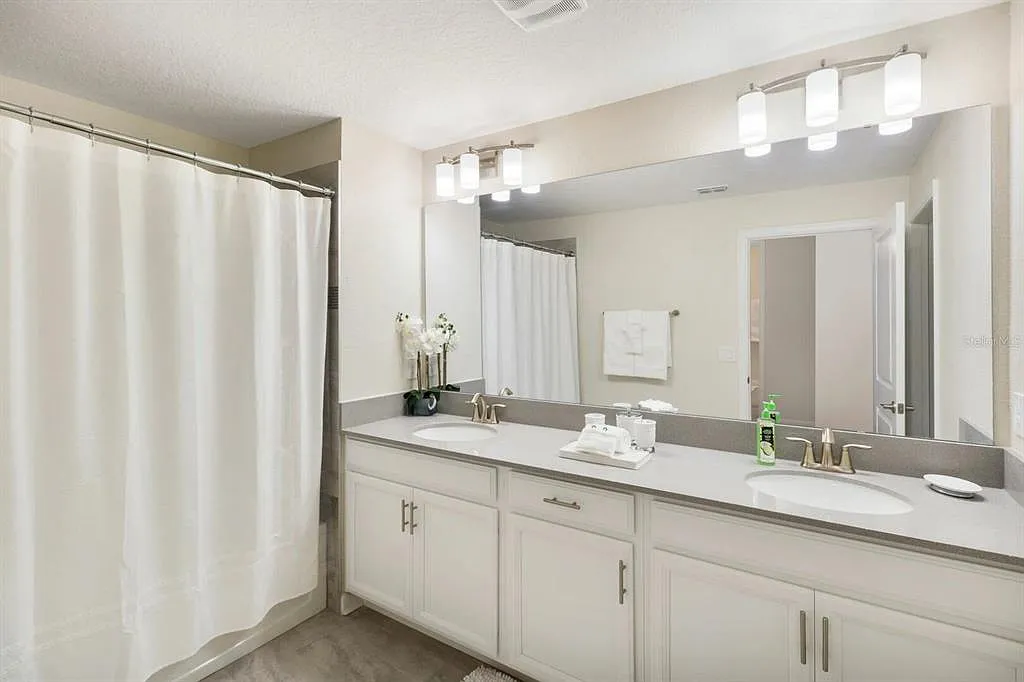 5 bed, 4.0 bath, 2072 sqft, $3,000 — Photo 2