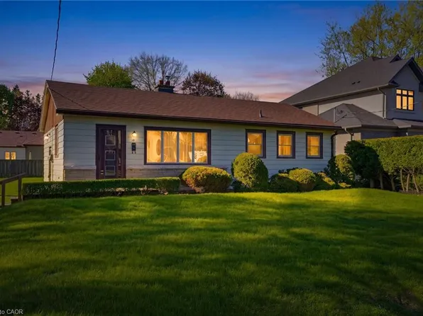10 Oakley Ct, Hamilton, ON L9G 1T5