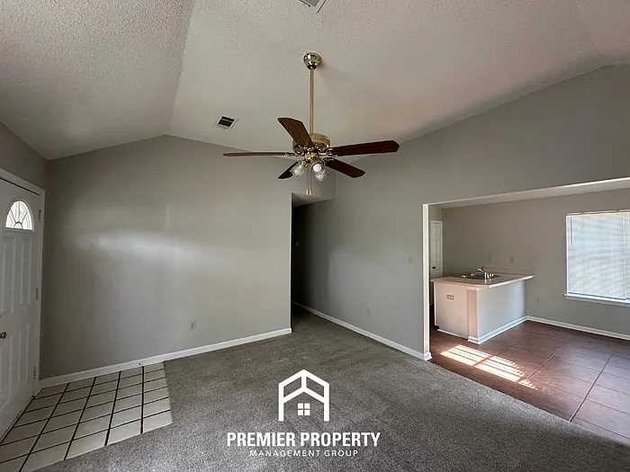 3 bed, 2.0 bath, 1030 sqft, $1,550 — Photo 3