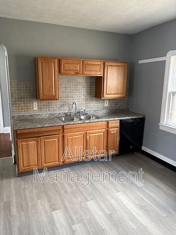 4 bed, 1.0 bath, 1200 sqft, $1,250 — Photo 2
