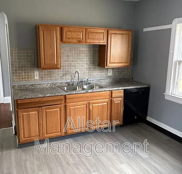 3255 E 139th St #UP — Photo 2
