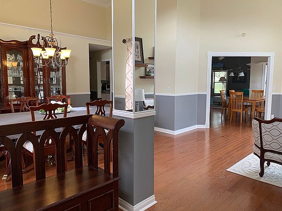 Entrance / Formal Dining Rm