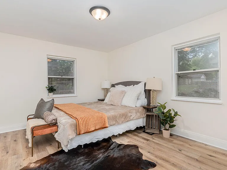 3245 Koenig Ave — Photo 16