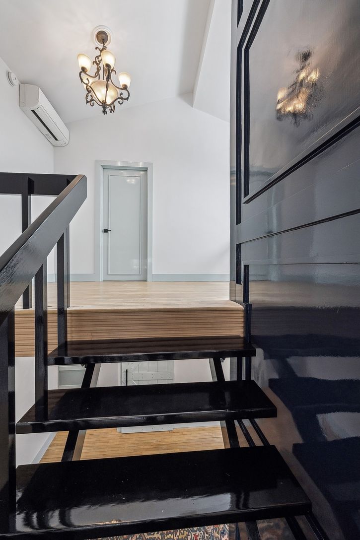  Upper bedroom 2 entry