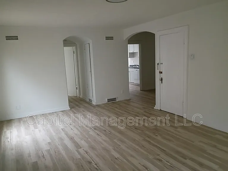 316 W Saginaw St #1/2 — Photo 2