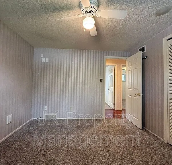 921 Avenue B NW — Photo 27