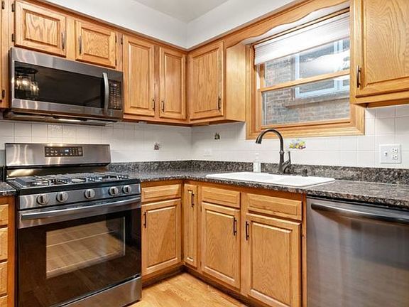 5th image of 7411 N Claremont Ave APT 1E