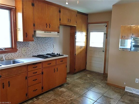 4th image of 2943 Caroline Ave