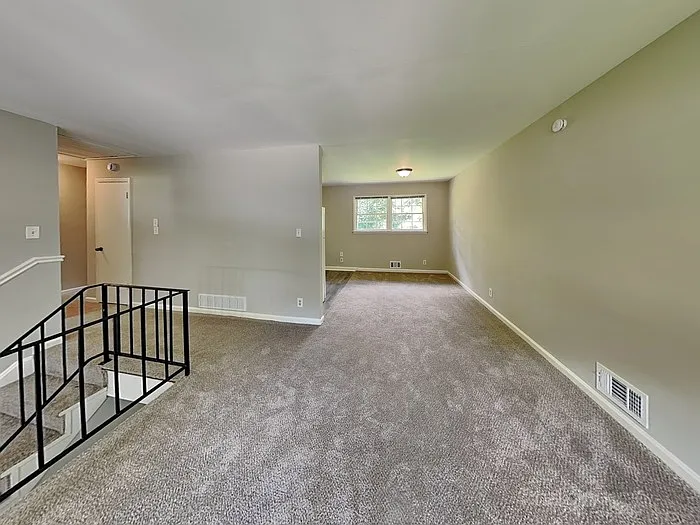 5 bed, 2.0 bath, 1000 sqft, $1,795 — Photo 3