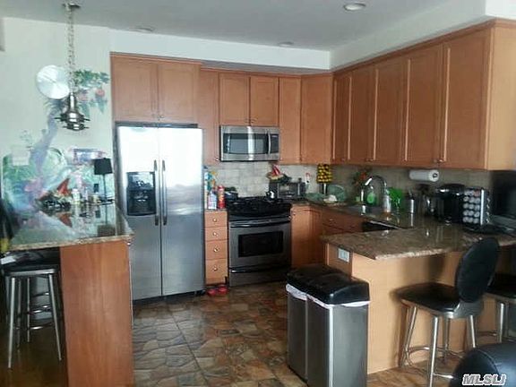 3rd image of 607 Onderdonk Ave