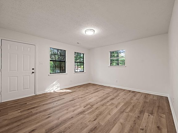 3rd image of 613 Locust Rd