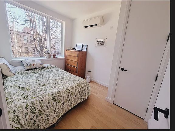 4th image of 1816 Gates Ave APT 4A