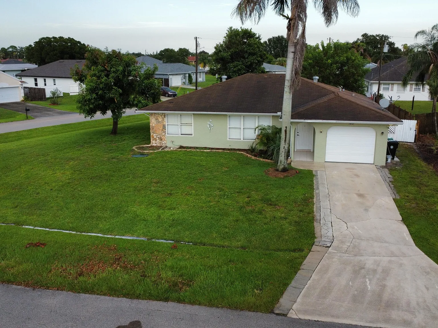 3 bed, 2.0 bath, 1413 sqft, $2,200 — Photo 2