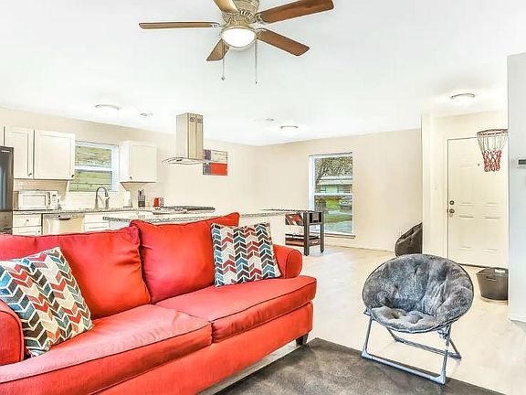 4th image of 1616 Laurel Ln