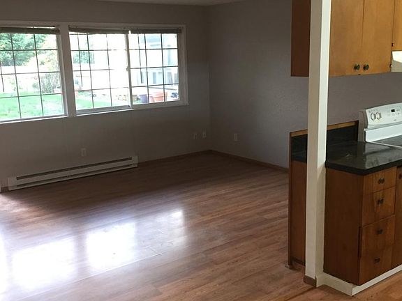 3rd image of 422 N I St APT 3