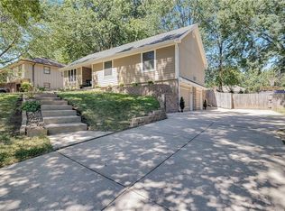 609 NE Country Club Dr, Blue Springs, MO 64014