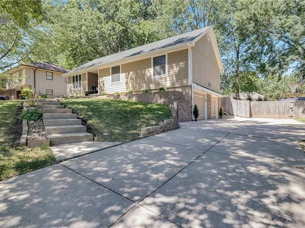 609 NE Country Club Dr, Blue Springs, MO 64014