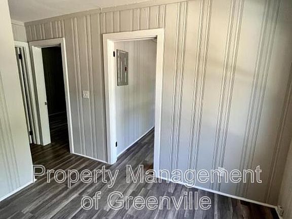 4th image of 326 Loop St APT B