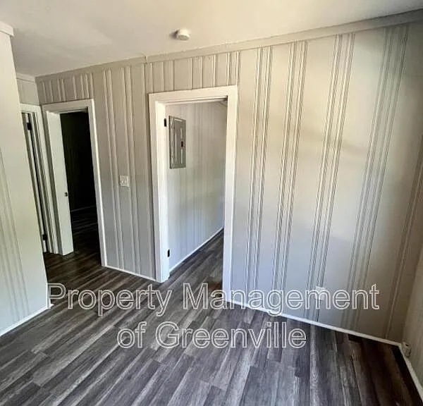 326 Loop St #B — Photo 4