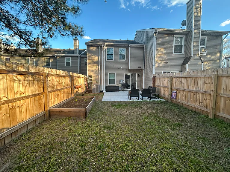 1318 Damyien Arch — Photo 28