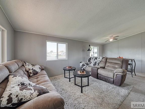 4th image of 3822 E Greenwillow Ln