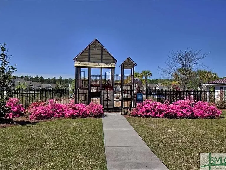 137 Fairgreen St — Photo 35