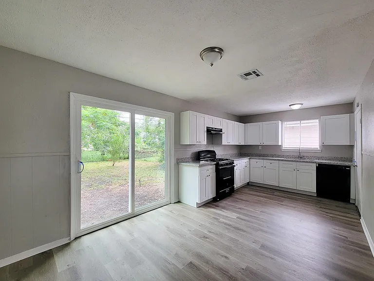 3121 Proswimmer St — Photo 7