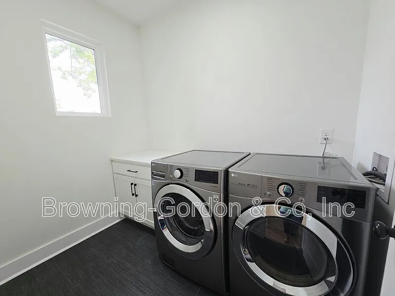 3209 Curtis St — Photo 16