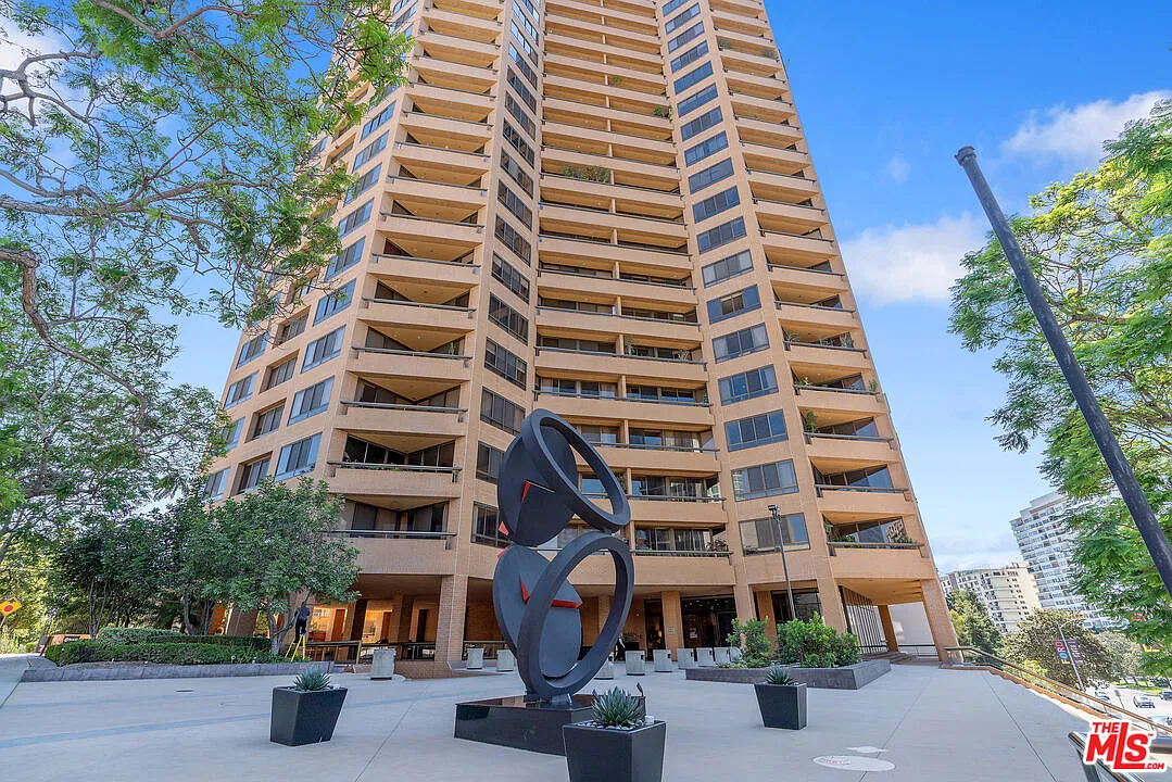 2 bed, 2.5 bath, 2118 sqft, $8,500 — Photo 1