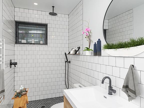 4th image of 1927 Spring Garden St #3R