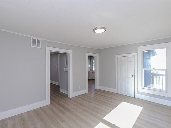 4th image of 505 E Wall St