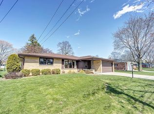 1929 Hillside Ln, Green Bay, WI 54302