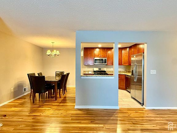 4th image of 304 Bromley Pl