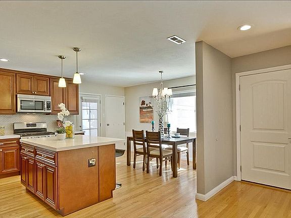3rd image of 3696 Justine Dr