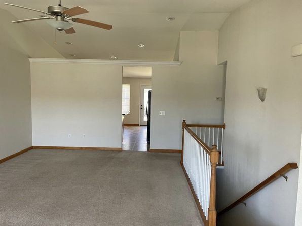 120 Auburn Ct #B, Highland, IL 62249