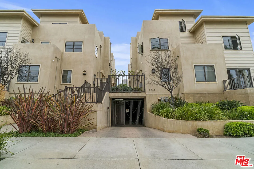3 bed, 3.5 bath, 2500 sqft, $5,950 — Photo 1