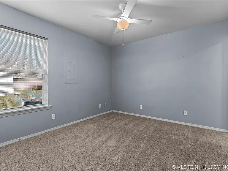 1449 S Oak Ave — Photo 17