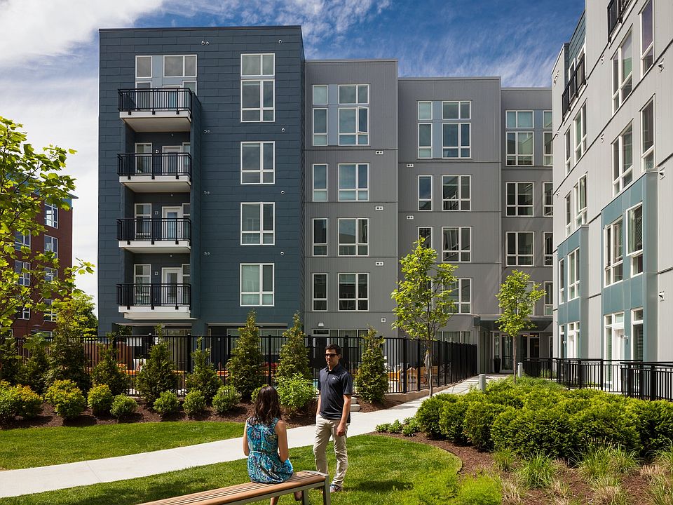 Hub25 Exterior and Garden